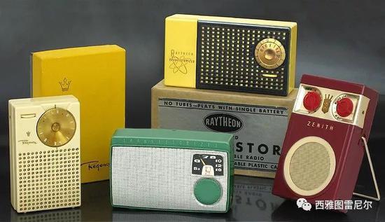  1950 年代，第一代的晶体管收音机，大大降低了成本和体积